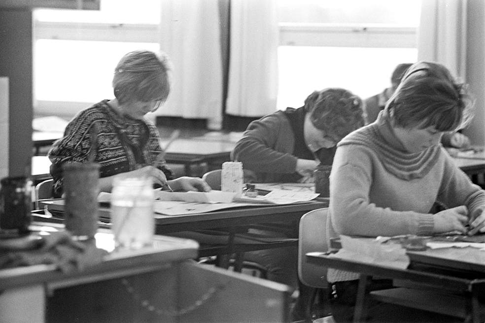 Ener ungdomsskole, elever i klasserom, formingssalen.