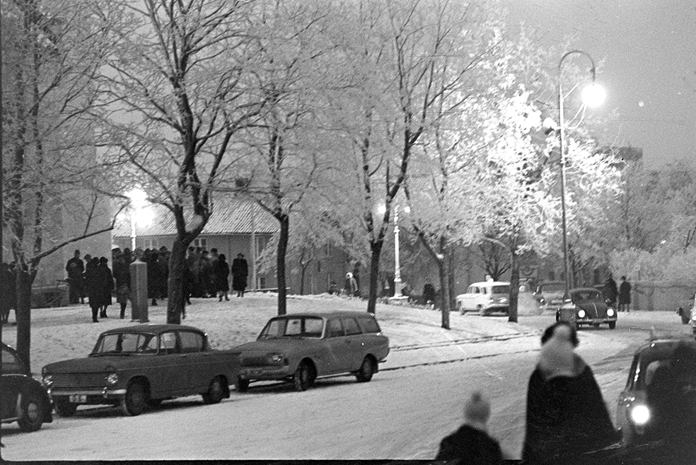 Hamar Domkirke, kirkegjengere på veg til julegudstjeneste.