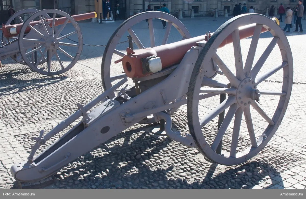 Grupp F I.
Eldröret tillverkat 1883 av Fried. Krupp, lavetten tillverkad 1895 av Stockholms vapenfabrik.