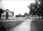 Fästningen. Stallgården, början på 1900-talet. Från höger, Kristina Bjurback, fru Björk och Maria Bjurback. Från vänster, Maria Löventhal med barnen, vid hästen Karl Löventhal.