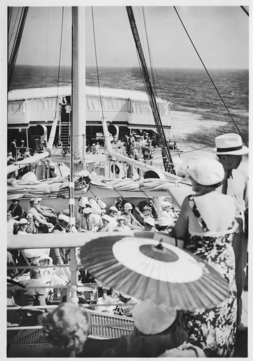 Passagerare på soldäck ombord på ett fartyg tillhörande Svenska Amerika Linien.