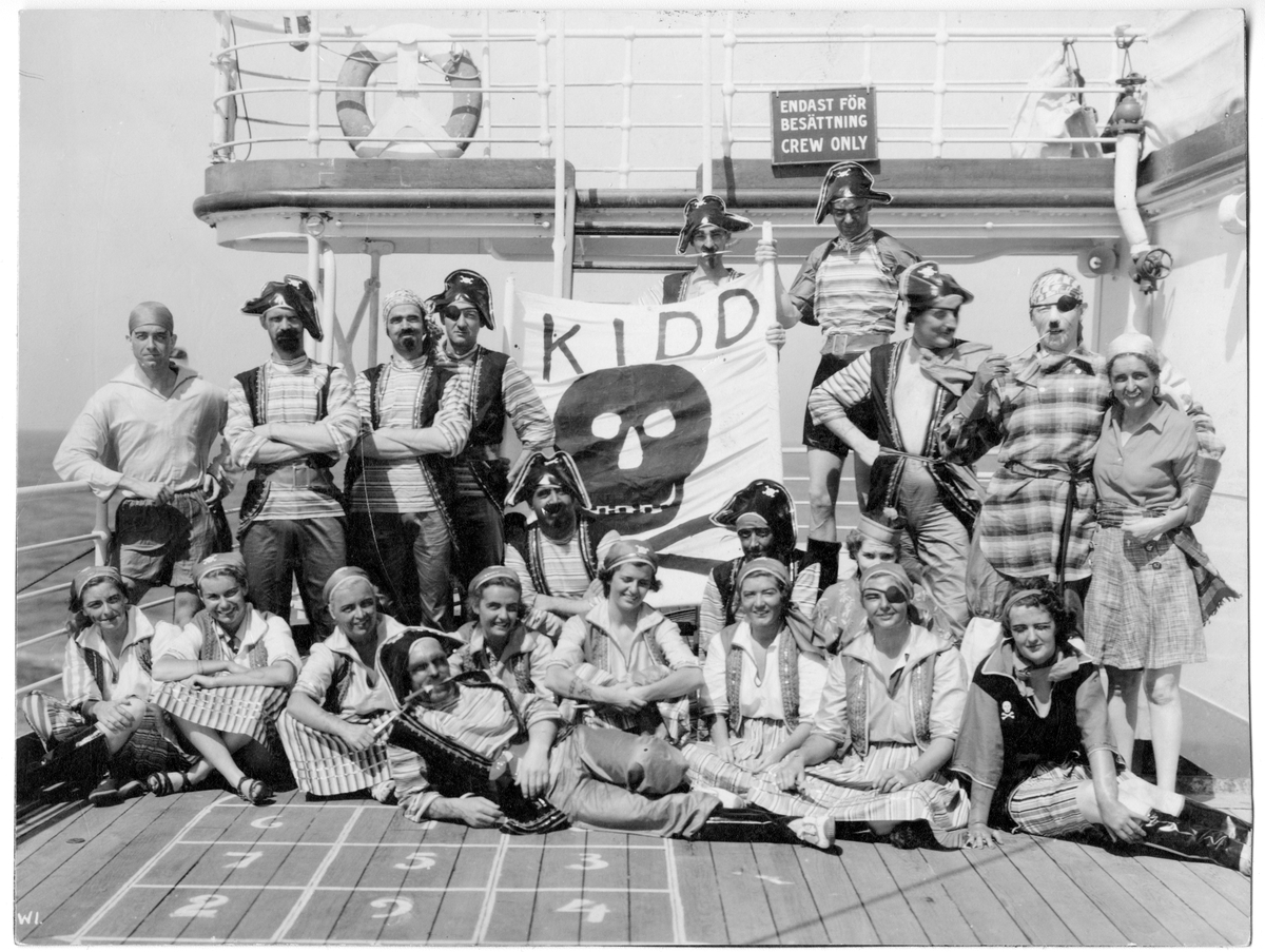 Besättning utklädda till pirater ombord på ett av fartygen tillhörande Svenska Amerika Linien.