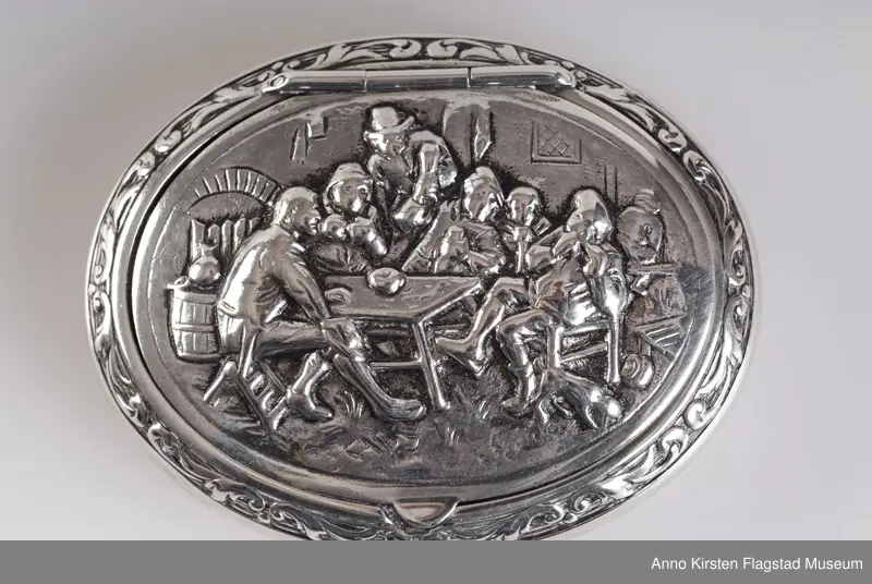 Samvær rundt et bord med seks personer. 