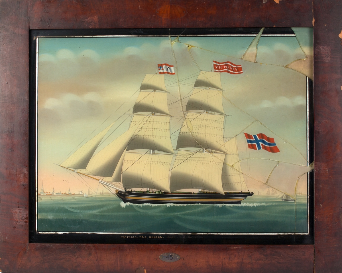 Brigg VICTORIA med full seilføring. Vimpel med skipets navn i mesanmasten. Flagg med X112 i fokkemasten og rent norsk flagg akter. Til venstre i motivet befestet by med kirkespir og vindmølle. Liten skute i bakgrunnen. Maleriet er knust og påmontert nytt glass for å beskytte skadet underglassmaleriet.