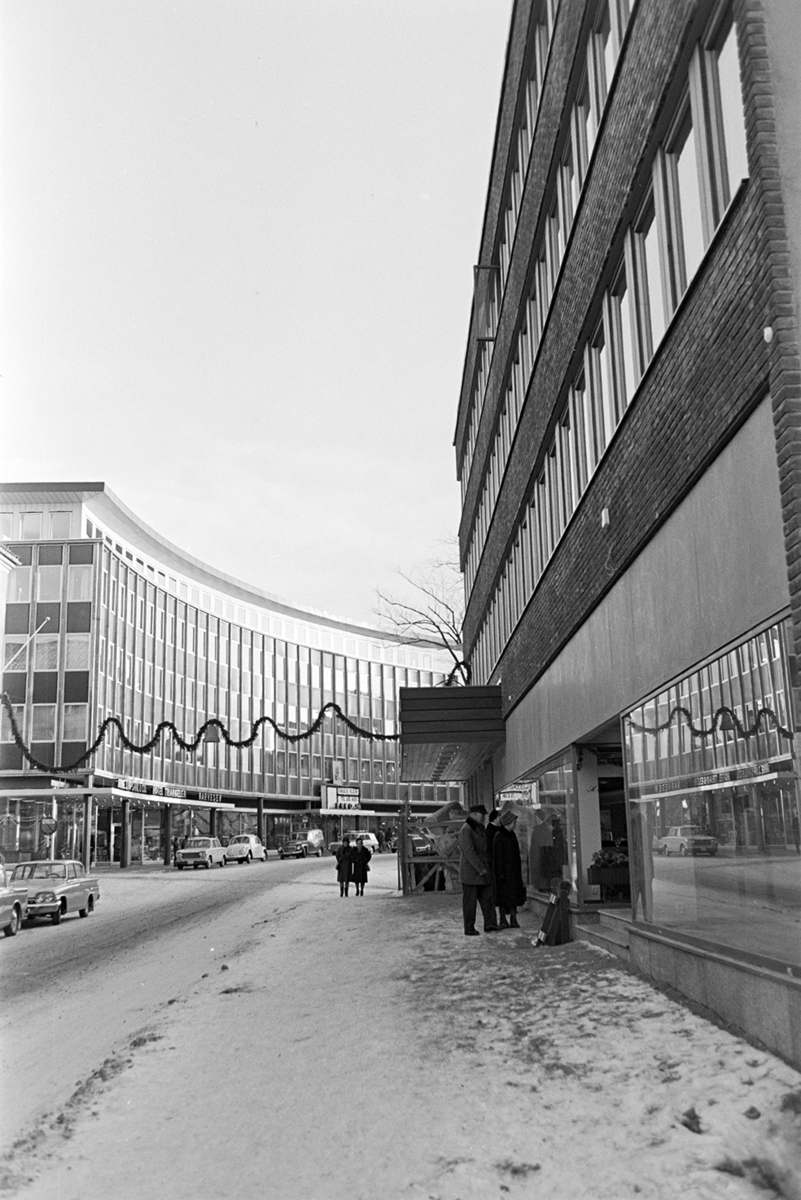 Triangelen, Torggata, Hamar. Biler, folk, julegate.