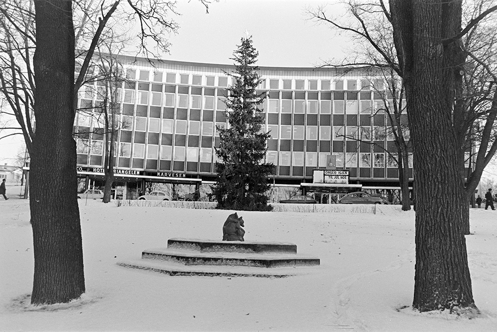 Triangelen, Torggata, Hamar. Triangelparken, juletre.