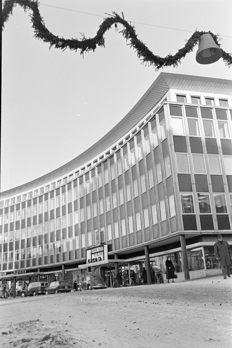 Triangelen, Torggata, Hamar. Biler, folk, julegate.