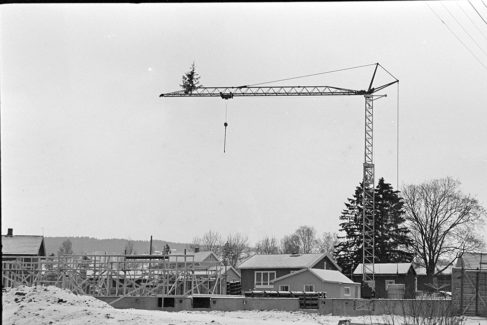 Husbygging, byggekran, juletre, ukjent sted