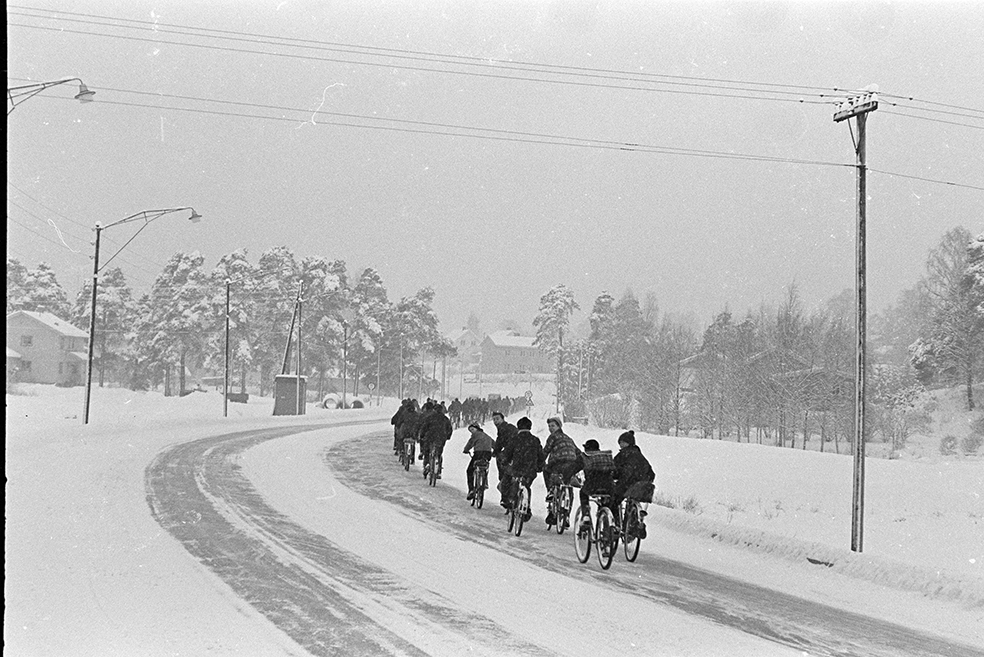 Skoleelever fra Ener Ungdomsskole på sykkeltur til skøytedag på Hamar stadion. Midtstranda, Åkersvika, vinter.