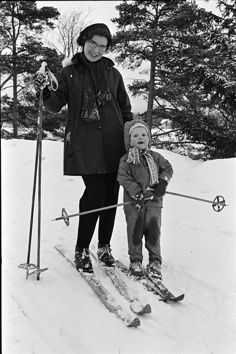 Mor,barn, ski, vinter, Eriksbakken?