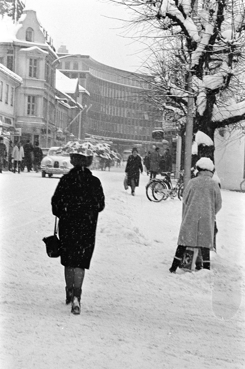 Torggata, Hamar, vinter, snøvær,biler, fotgjengere, paraply,