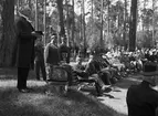 Kyrkoherde Erik Meurling leder fältgudstjänsten i Kronparken på Regementets dag, Upplands Regemente, I 8, Polacksbacken