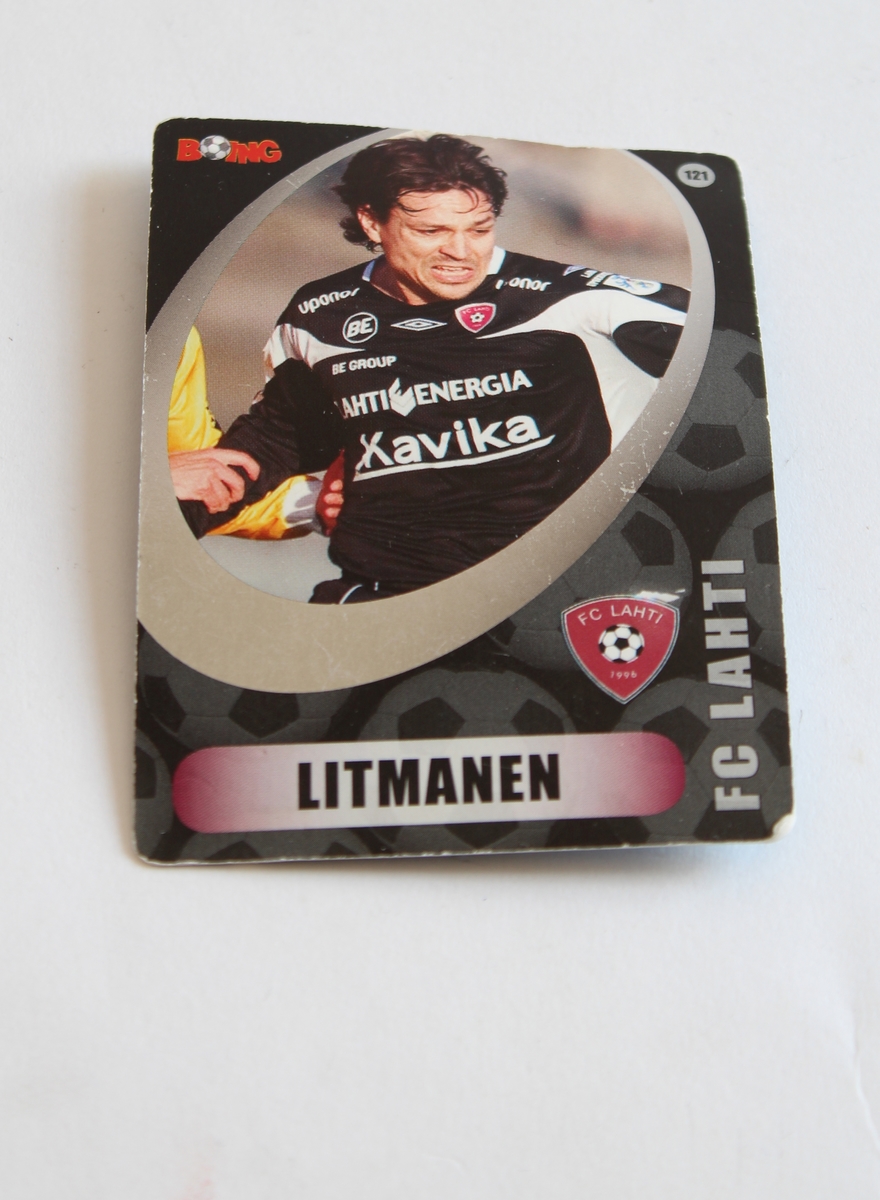 Lekt med av en gutt (f. 2011) fra Sogn og Fjordane.

Seks (6) fotball-kort av seks ulike spillere. De er Gerard Pique, Jari Litmanen, Steffen Iversen, Goran Pandev, Michel Bastos og Martin Hiden.
Alle kortene innholder fakta om spillerne, hvor de er fra og spiller, bilde og karriereinformasjon. 5 av de 6 kortene er Boing kort, de er like i format og av samme merke. Det siste er euro 2008 kort.