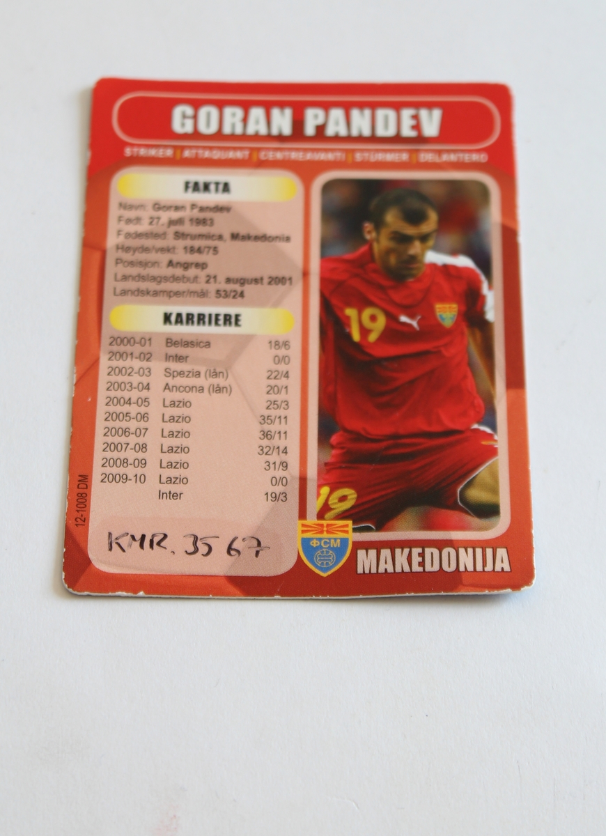 Lekt med av en gutt (f. 2011) fra Sogn og Fjordane.

Seks (6) fotball-kort av seks ulike spillere. De er Gerard Pique, Jari Litmanen, Steffen Iversen, Goran Pandev, Michel Bastos og Martin Hiden.
Alle kortene innholder fakta om spillerne, hvor de er fra og spiller, bilde og karriereinformasjon. 5 av de 6 kortene er Boing kort, de er like i format og av samme merke. Det siste er euro 2008 kort.