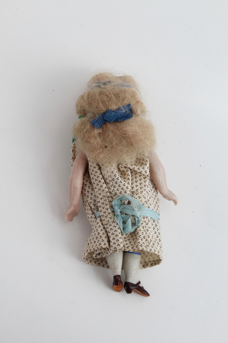 Ganske sikker giver: Karen Collett (f.1921)
To stykk små porselensdukker. Ene med kort krøllete hår, rød blomstrerte kjole med blått silkebånd og påmalt ansikt og sko. Den andre med langt lyst hår i brunprikkete kjole med blått silkebånd og påmalt ansikt og sko.