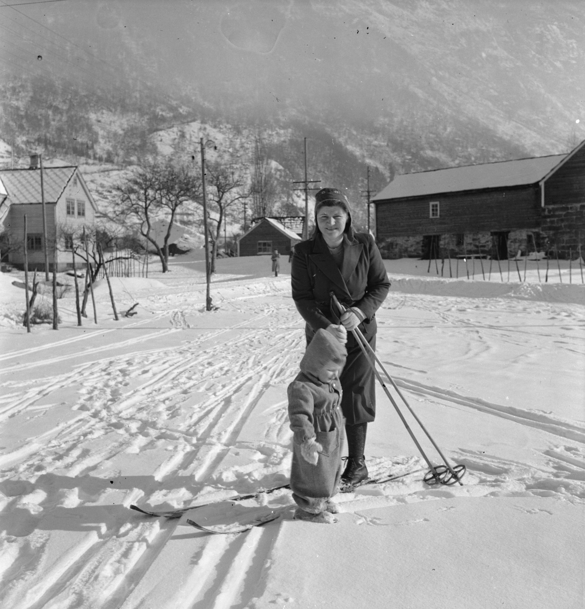 Mor og barn på ski på Eide i 1949.