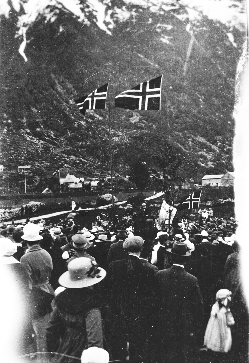 17. mai-tog på veg over Eidesmoen i 1920 