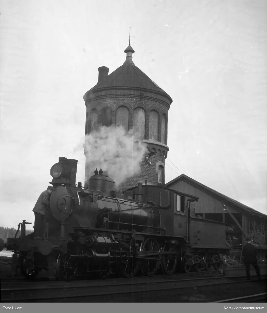 Damplokomotiv type 27a serien nr. 302-305 foran vanntårnet på Kongsvinger stasjon