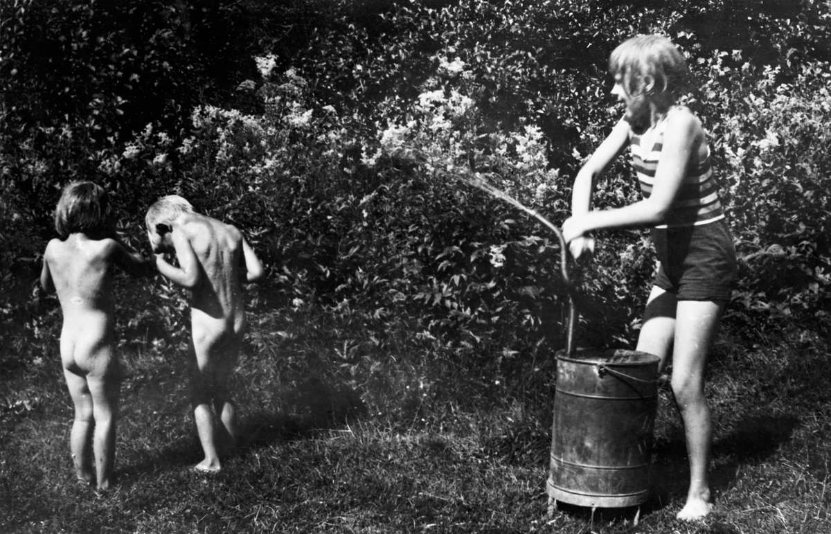 Vattendusch, Ulla och Sigrid. MV (MU?) sprutan 1930.