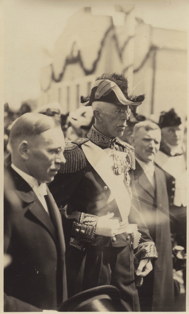 Kung Gustaf V vid ankomsten till Tallinn under statsbesöket i Estland 27 juni 1929