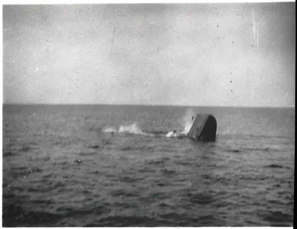 Kanonbåten ROTA sjunker efter eldgivning från DROTTNING VIKT