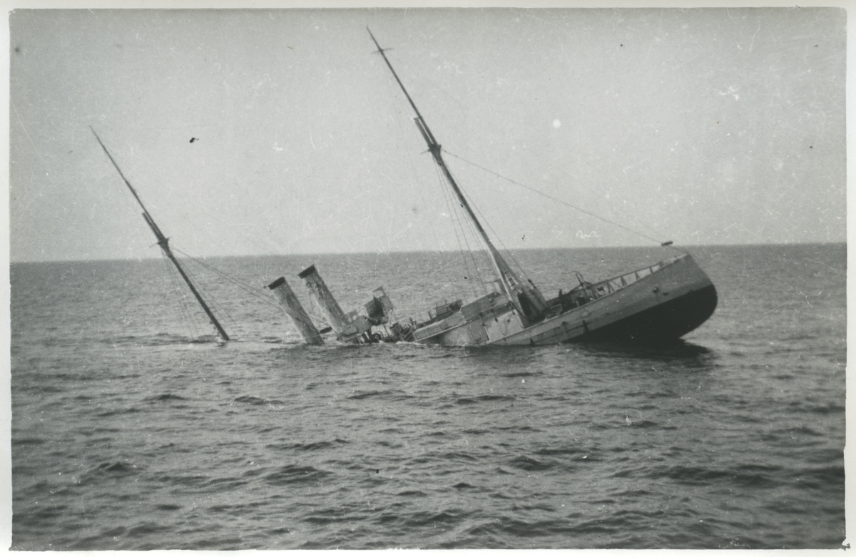 Kanonbåten ROTA sjunker efter eldgivning från DROTTNING VIKTORIA vid skjutövning med medelsvårt artilleri, sommaren 1929.