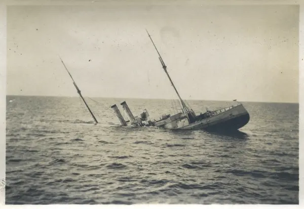 Kanonbåten ROTA sjunker efter eldgivning från DROTTNING VIKT