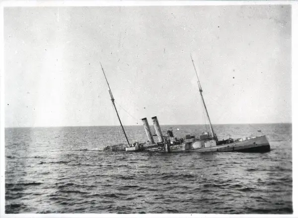 Kanonbåten ROTA sjunker efter eldgivning från DROTTNING VIKT