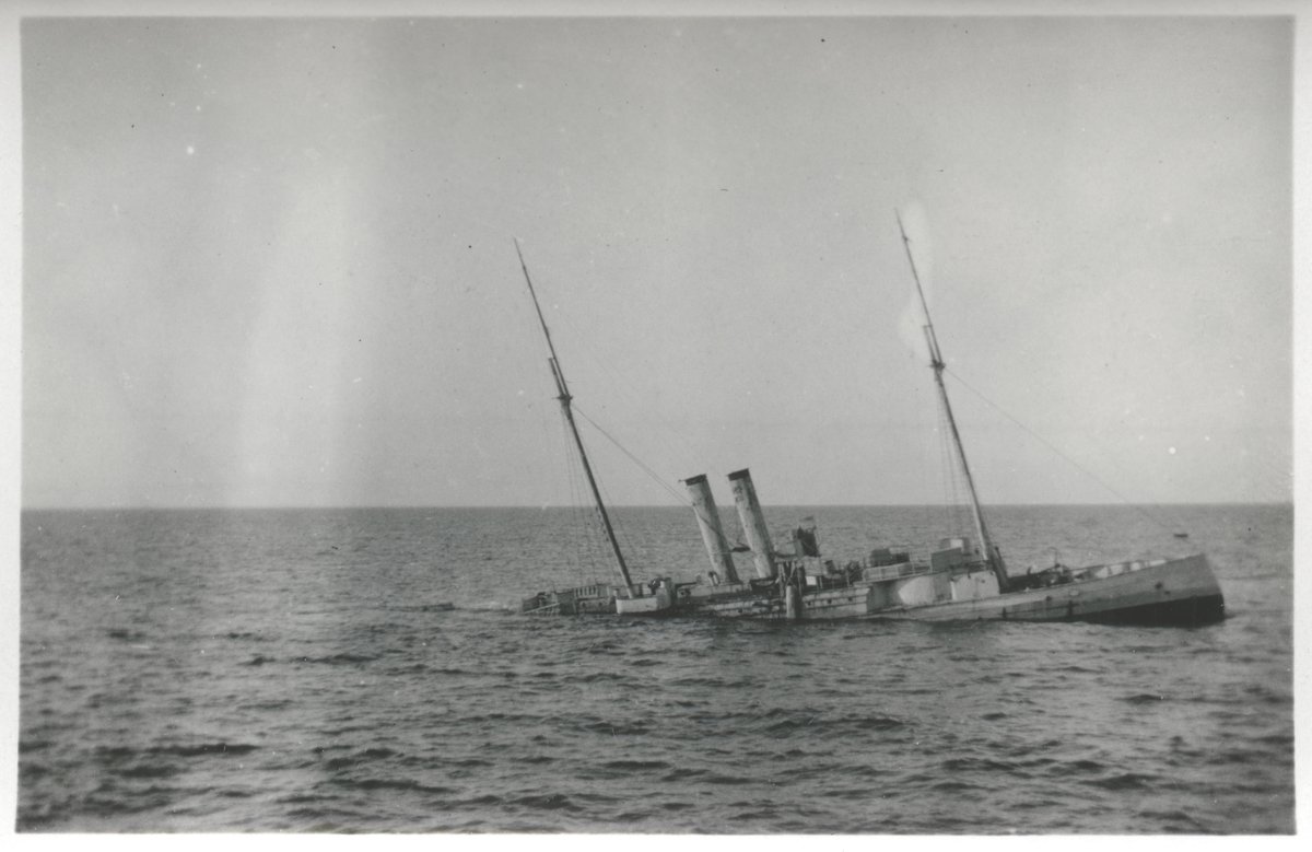 Kanonbåten ROTA sjunker efter eldgivning från DROTTNING VIKTORIA vid skjutövning med medelsvårt artilleri, sommaren 1929.