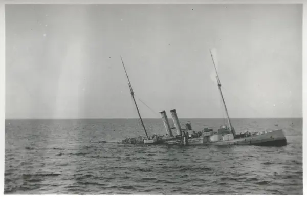 Kanonbåten ROTA sjunker efter eldgivning från DROTTNING VIKT