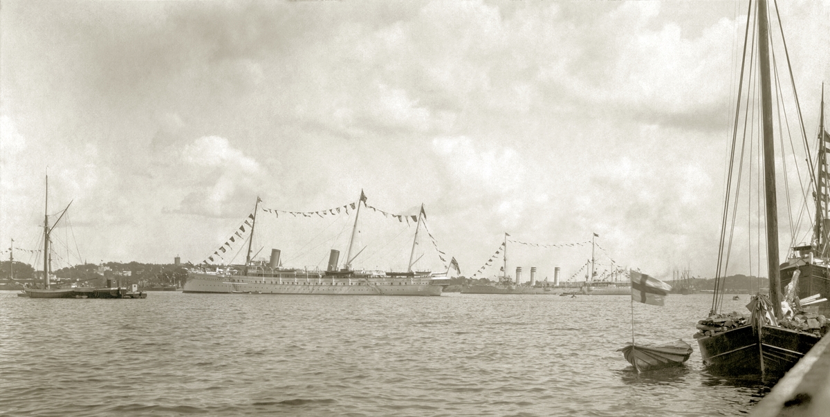 Den tyska kejserliga jakten HOHENZOLLERN fotograferad på Stockholms ström 5 augusti 1908 i samband med Wilhelm II:s besök. I bakgrunden till höger kryssaren STETTIN av Königsbergklass.