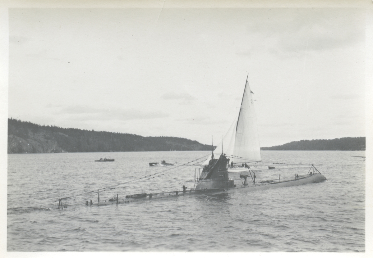 Från Örlogflottans Ungdomsdag i Saltsjöbaden 8 september 1929. I förgrunden ubåten ILLERN, bakom denna skymtar 12m-jakten BEDUIN II.