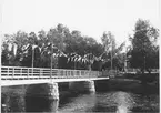 Bro över Gavleån med Strömdalens restaurang t.h.
Foto: 1910-40 från stadsträdgården.