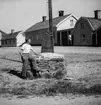 1/4-milstolpen utanför skolan i Strömsbro.
Foto 1947.