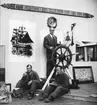 Sjöfartsutställningen 1957. Från utställningsarbetet: Dr Olle Källström vid Gerdas ratt samt två arbetare från Gävle varv.