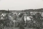 Flygfoto över Frödinge, samhället med bostäder och kyrkan.