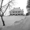 Reportage i Skyllberg. Mars 1956.
Kommunhuset i Lerbäck (uppfört 1914). Sedan Lerbäcks kommun gick upp i Askersunds kommun vid nyåret 1970 har byggnaden fungerat som församlingshem för Lerbäcks församling (Lerbäcks kyrka ligger precis intill). Sedan 1990-talet inryms även pastorsexpeditionen i huset.