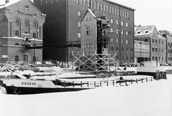 Sikskär ligger förtöjd, inbäddad i djup snö.