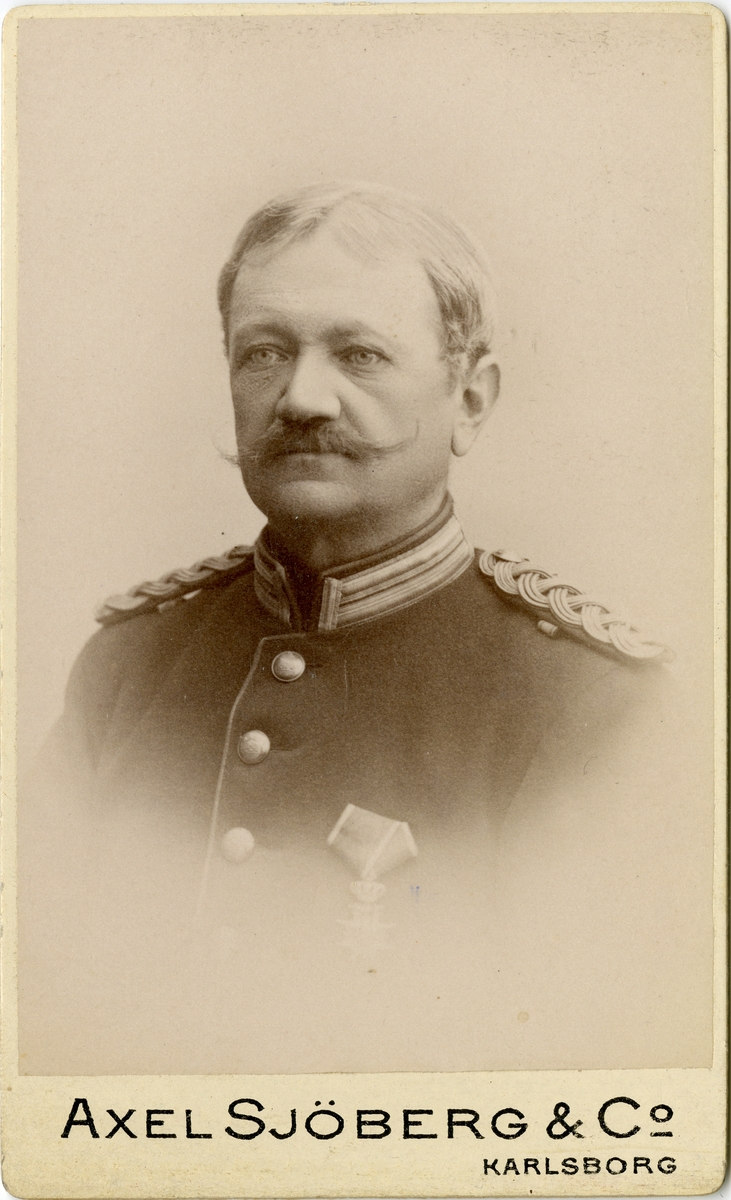 Porträtt av friherre Ludvig Johan Philip Liljencrantz, officer vid Upplands regemente I 8.
Se även bild AMA.0008012 och AMA.0008014.