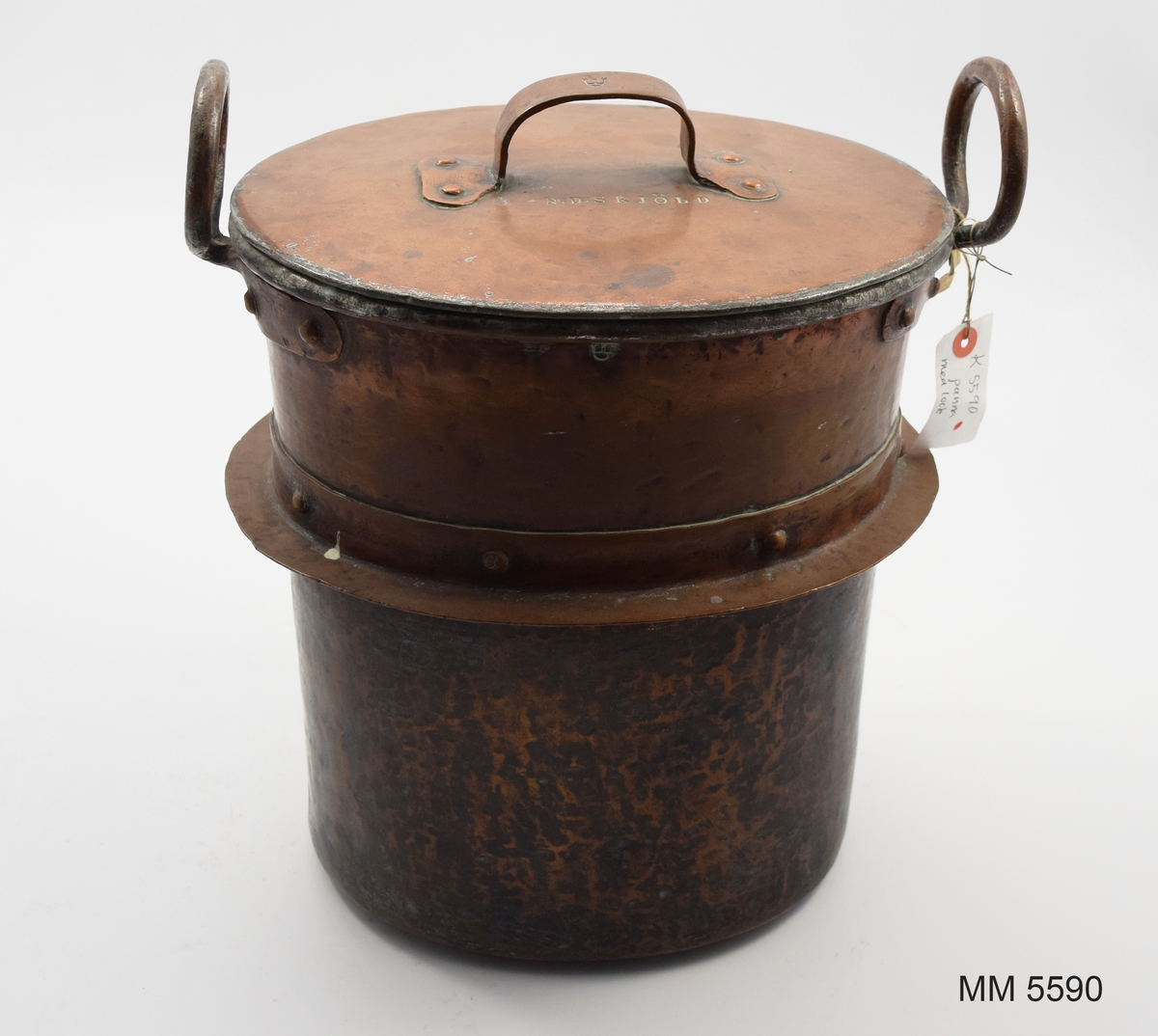 Panna av koppar. Har tillhört briggen Nordenskiöld. Märkt med "N: D: Skiöld" både på lock och kittel. Finns även 5 kronstämplar, typ kattfot. Sicksackskarv och nitad.