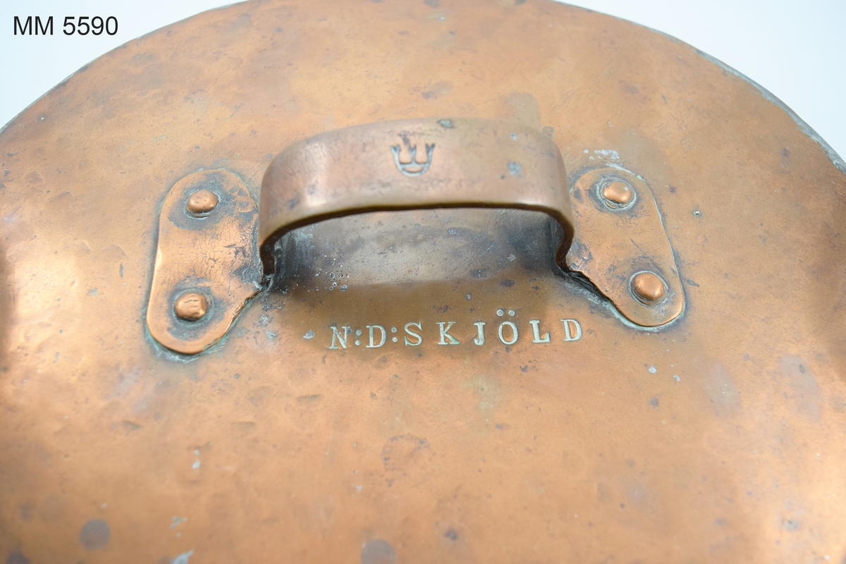 Panna av koppar. Har tillhört briggen Nordenskiöld. Märkt med "N: D: Skiöld" både på lock och kittel. Finns även 5 kronstämplar, typ kattfot. Sicksackskarv och nitad.