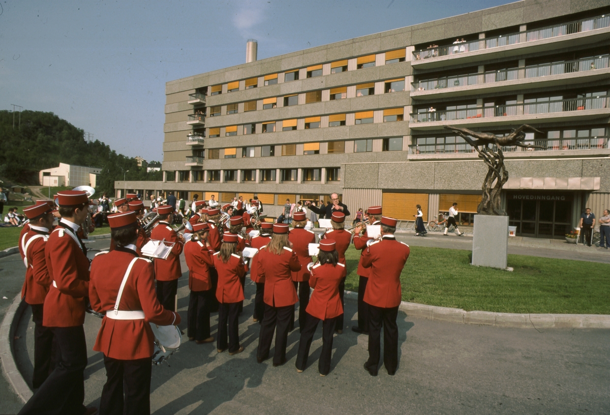 Skolekorps spiller utenfor sykehuset.