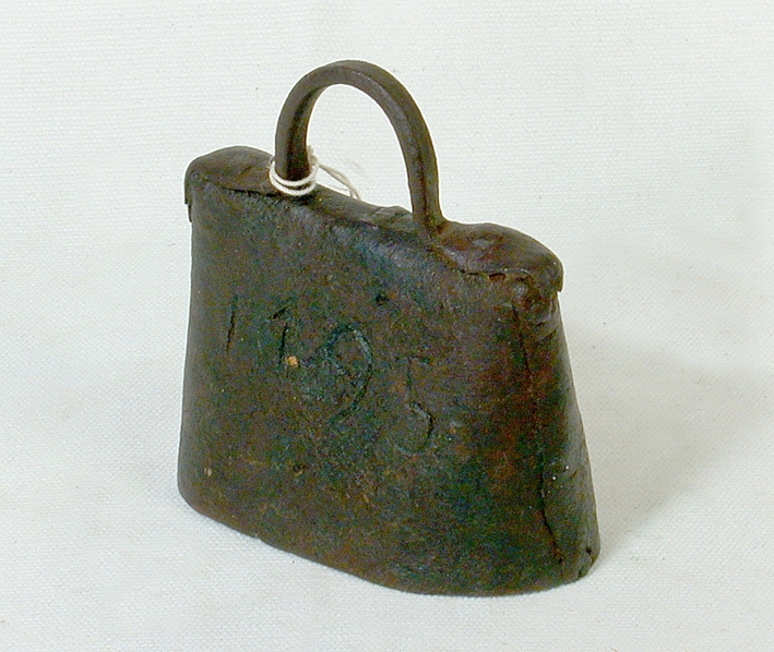 Höjd med henken 110 mm, bredd 100 mm, sedd underifrån 100 mm.