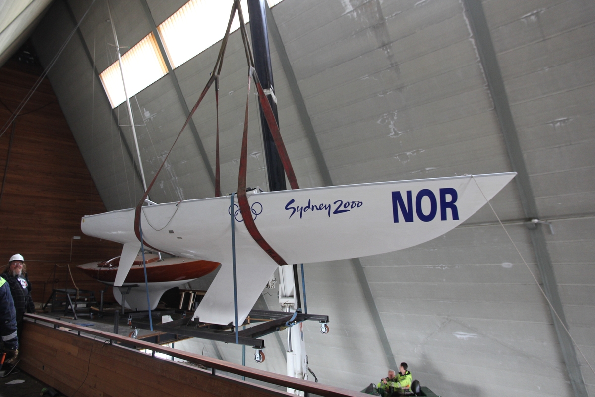 Planende skrog med separat ror og kjøl med negativt akterspeil. Kjølen er boltet til skroget. Storseil, fokk og spinnaker.