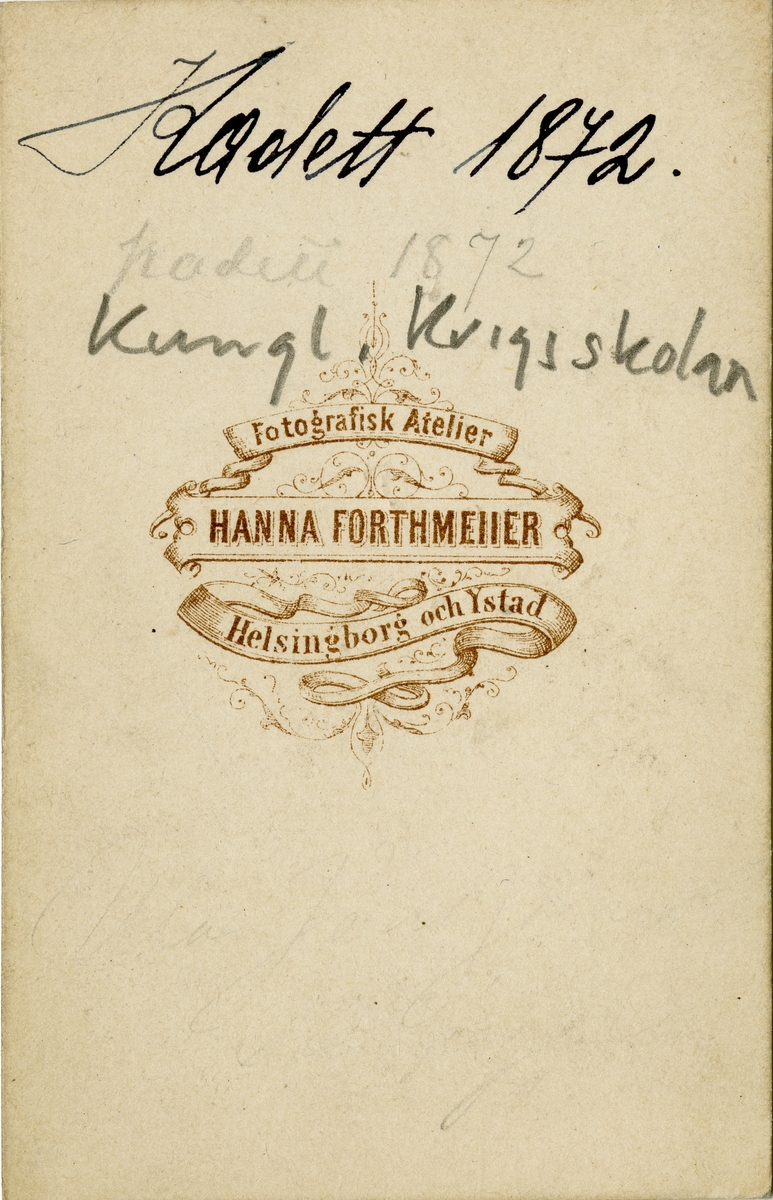 Porträtt av Carl Magnus Johansson, kadett vid Krigsskolan Karlberg.
Se även bild AMA.0007669.