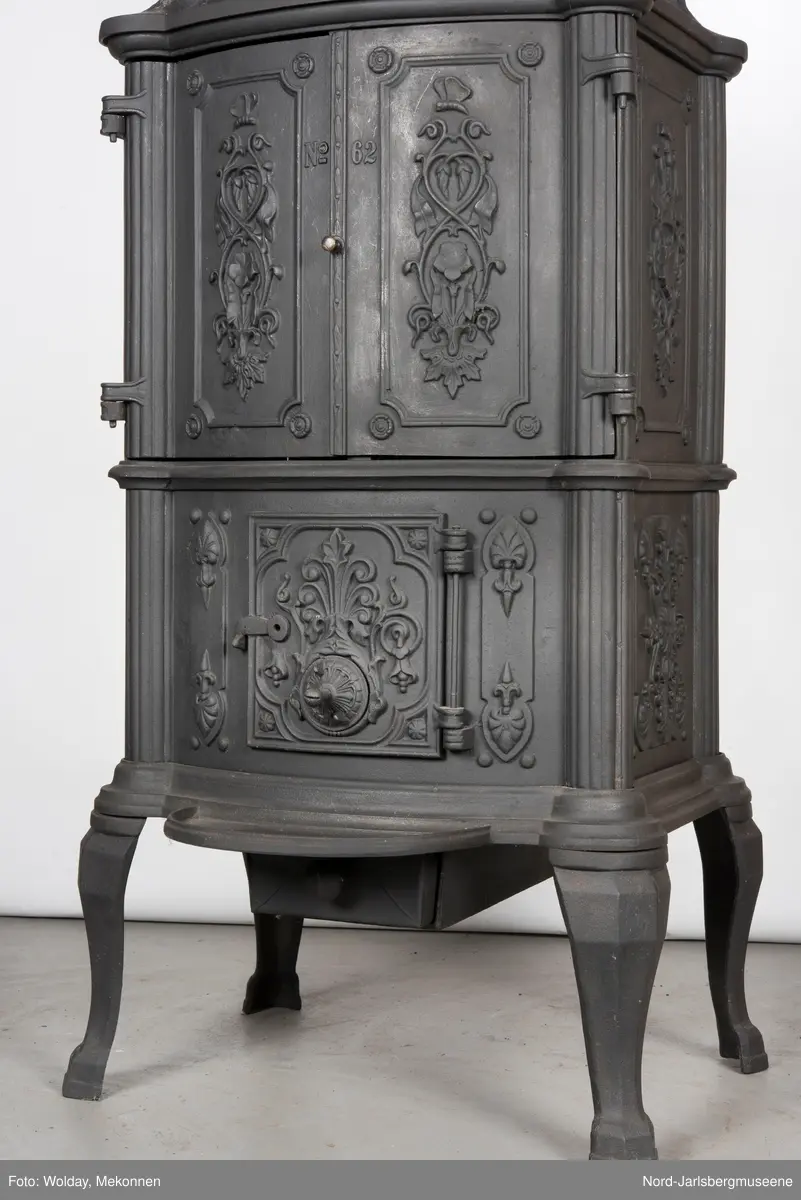 Alle platene dekorert med planteornamenter, også grinden.