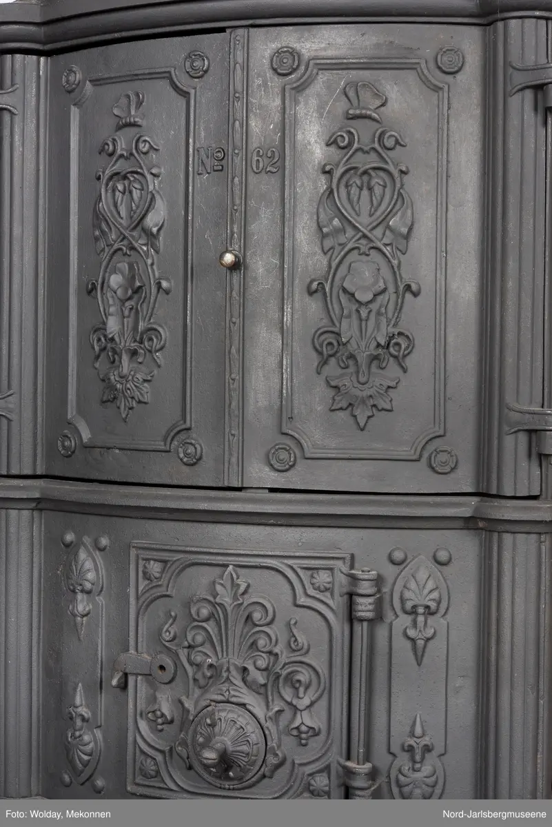 Alle platene dekorert med planteornamenter, også grinden.