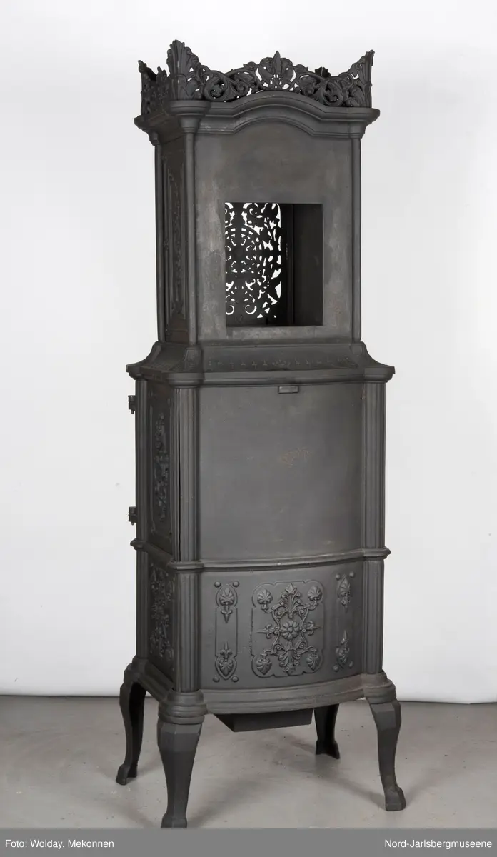 Alle platene dekorert med planteornamenter, også grinden.