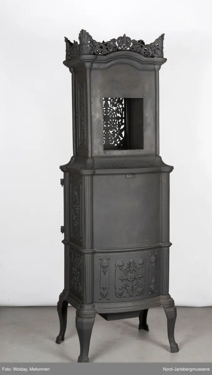 Alle platene dekorert med planteornamenter, også grinden.