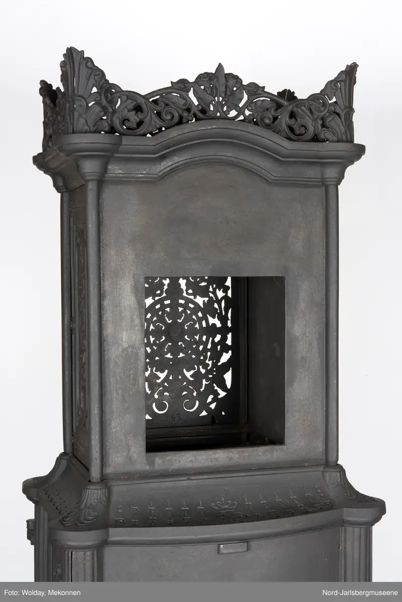 Alle platene dekorert med planteornamenter, også grinden.